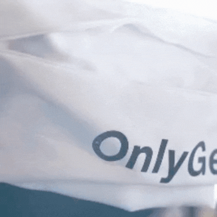 OnlyGear GIF showing the secure zipper pocket — Demonstrating how the pocket safely stores essentials during workouts.